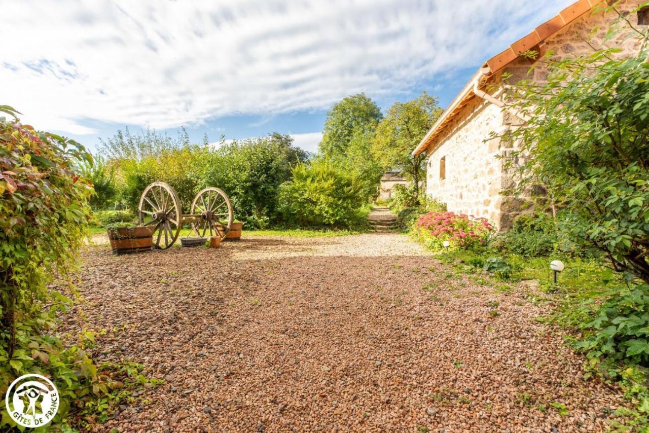 Aux 2 Puys - Gite "Le Lemptegy" Saint-Priest-des-Champs Exterior foto